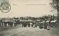 Place de la Liberté un jour de marché (ca. 1900). Au fond à droite droite on aperçoit le clocher de l'église Saint-Martin