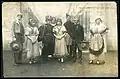 Reprise en 1921, à Paris. Les huit personnages principaux en costume.