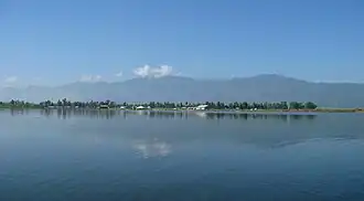 S'étendant sur 287&nbsp;kilomètres carrés, le lac Loktak est le cœur de la vallée du Manipur, issu des divers cours d'eau descendant des monts l'entourant.