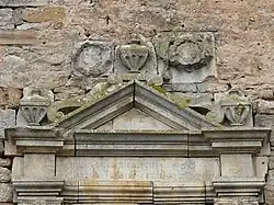 Fronton dédicacé de l'abbaye.