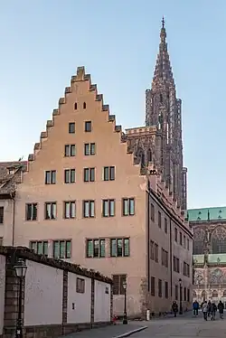 Angle avec la rue de Rohan (no&nbsp;3).