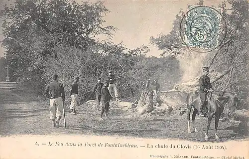 Le Clovis détruit avec les soldats l'observant autour, le 16 août 1904.