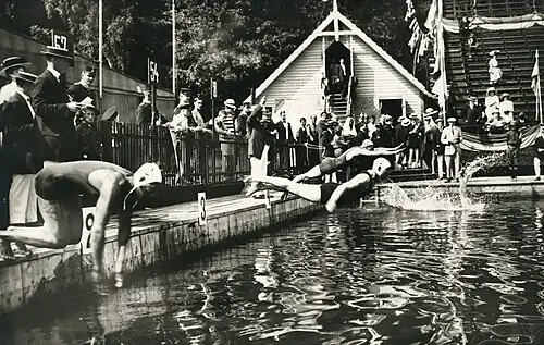 Photographie noir et blanc d'hommes plongeant