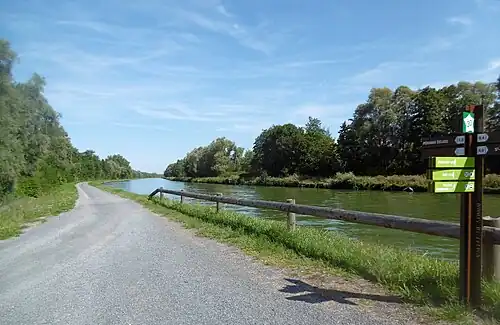 Le canal de la Somme et la Véloroute de la Vallée de la Somme.