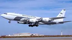 avion quadriréacteur à aile basse, au décollage.