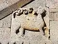 Chimère sculptée au-dessus de la porte du caravansérail.