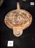 Lampe à huile en terre avec un relief de gladiateur (Ier ou IIe&nbsp;siècle)
