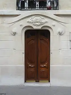 Porte de l'immeuble du no&nbsp;41, après ravalement.