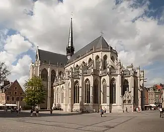 Vue d'ensemble de la collégiale Saint-Pierre située à Louvain, dans la province du Brabant flamand.