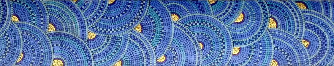 Détail du décor en mosaïque, sous la marquise, de la façade rue de Rivoli du magasin 3.