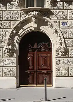 Porte et reliefs au no&nbsp;42.