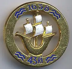Insigne du 43e&nbsp;régiment d'infanterie (vagues et chiffres bleus)