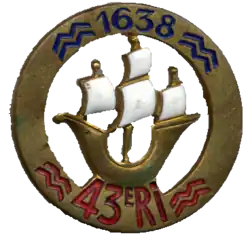 Insigne du 43e&nbsp;régiment d'infanterie (vagues et chiffres rouges)