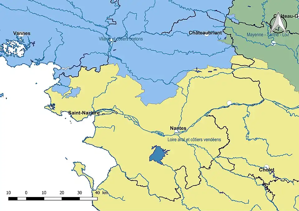 La Loire-Atlantique est découpée en trois sous-bassins « Loire aval et côtiers vendéens », « Mayenne-Sarthe-Loire » et « Vilaine et côtiers bretons ».