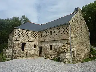 Boulins à l'étage du moulin à eau de Tréouzien, en Plouhinec (Finistère).