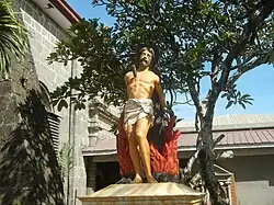 Photographie couleur d'une statue polychrome de martyr.