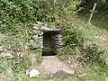 Fontaine le long des falaises au sud de la Pointe de Barnénez.