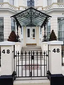 Entrée du 48 Holland Park (villa de 1862).