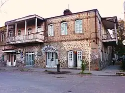 Immeuble avec balcon de bois à Goris.