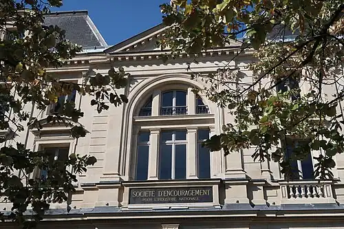 Au no 4, le siège de la Société d'encouragement pour l'industrie nationale...