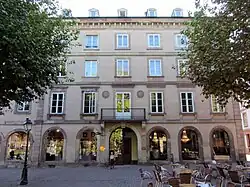 Le no&nbsp;4, façade sur la place.