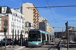 Une rame de tramway à la station Vauban pendant les essais, avant l'ouverture de la ligne.