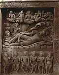 Haut-relief Sud. Vishnou sommeillant sur Ananta. En ht. Brahma, Indra, Skanda. À g. Shiva et Parvati. En bas, armés: Passion et Ignorance