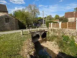 Le ruisseau de Champvoisy, dans le village du même nom.