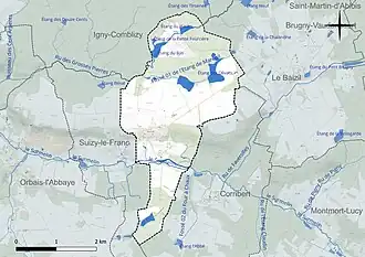 Carte en couleur présentant le réseau hydrographique de la commune