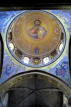 Photographie en couleurs du dôme doré représentant un Christ en majesté.