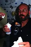 Loren Acton, spécialiste de la charge utile STS-51F, avec une canette de Pepsi