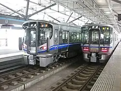 Une série 521-0 a droite et 521-0 (3eme lot) a gauche.