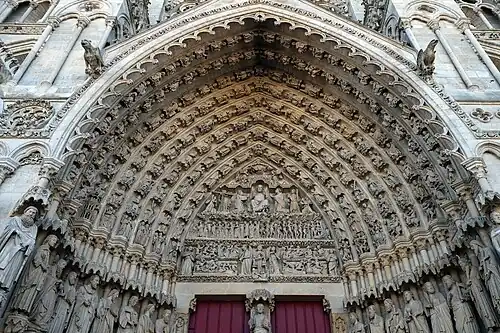 Le portail du Jugement dernier au centre de la façade occidentale, tympan et voussures.