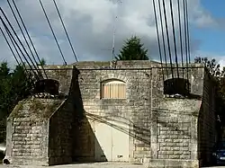 Massif d'ancrage situé de chaque côté sur les rives qui servent à l'équilibre du pont.