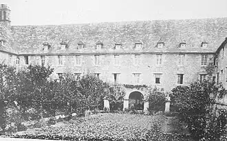 Vue du cloître du couvent des Ursulines au début du XXe&nbsp;siècle