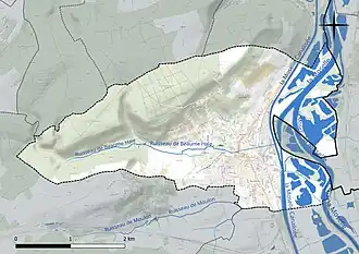 Carte en couleur présentant le réseau hydrographique de la commune