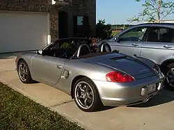 Photo d'une Boxster 550 Spyder grise vu de 3/4 arrière
