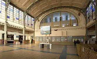 Salle des pas perdus en cours de rénovation.