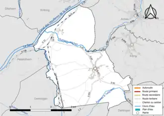 Carte en couleur présentant le réseau hydrographique de la commune