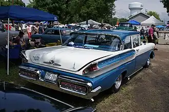 Berline deux portes.