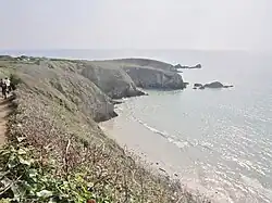 La pointe de Pen ar Vir vue depuis le GR 34 au niveau des falaises dominant la plage de Trez Bihan.