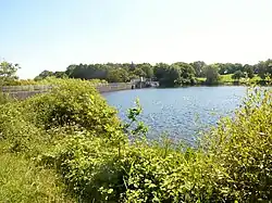 La rivière de Pont-l'Abbé : le barrage et l'étang du Moulin Neuf (limite communale entre Tréméoc et Plonéour-Lanvern).