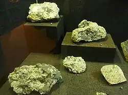 Albite et ripidolite de l'Île de Groix (Maison des minéraux de Crozon).