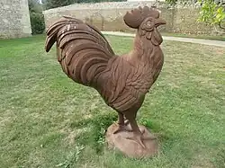 Sculpture de coq dans le parc de l'ancien château.