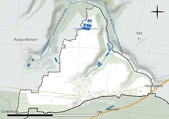 Carte en couleur présentant le réseau hydrographique de la commune