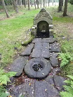 La fontaine de dévotion située à quelques centaines de mètres de la chapelle Notre-Dame-de-Tréminou.