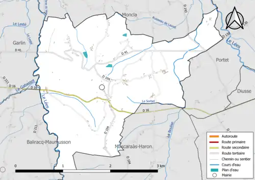 Carte en couleur présentant le réseau hydrographique de la commune