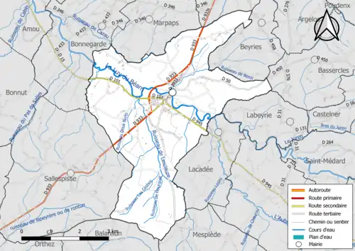 Carte en couleur présentant le réseau hydrographique de la commune