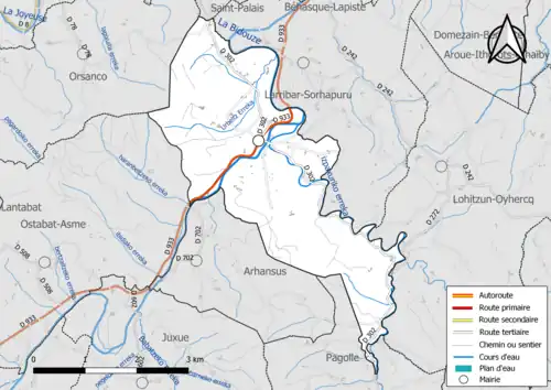Carte en couleur présentant le réseau hydrographique de la commune