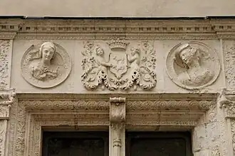 Photographie en couleurs d'un détail sculpté sur un château.